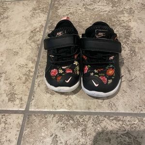 Toddler nikes size 4c